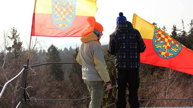 Moravská vlajka na vrcholu Bradla
