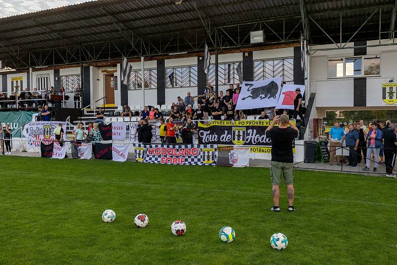 Fotbalisté Hodolan (v pruhované) porazili Červenku 5:1