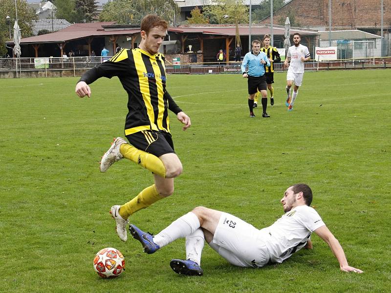 Fotbalisté Nových Sadů (ve žluto-černém) remizovali se Stráním 0:0.