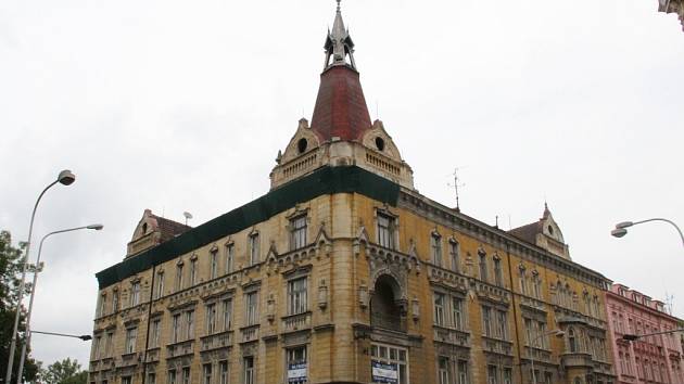 Chátrající dům na rohu Komenského a Dobrovského ulice v Olomouci v roce 2014