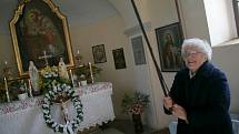 Františka Pudová už mnoho let pečuje o trusovickou kapličku. 