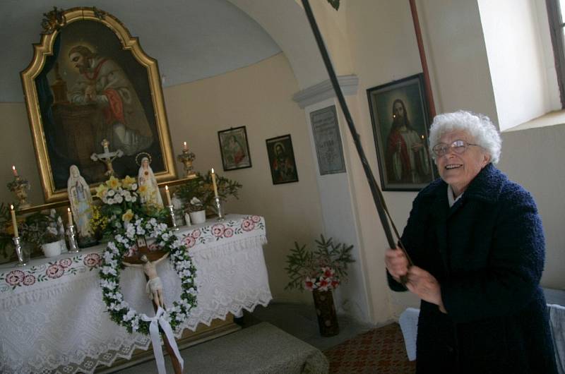 Františka Pudová už mnoho let pečuje o trusovickou kapličku. 
