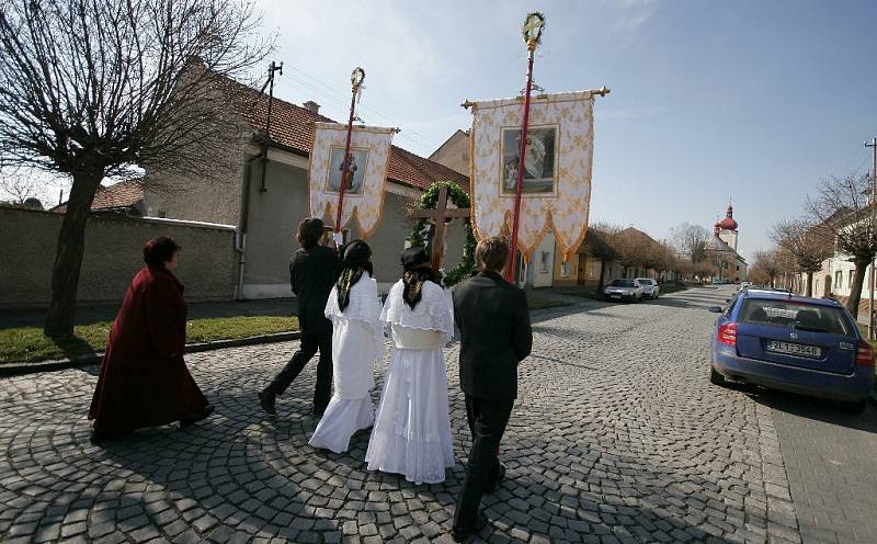 Průvody prochází Bohuňovicemi až ke kostelu.