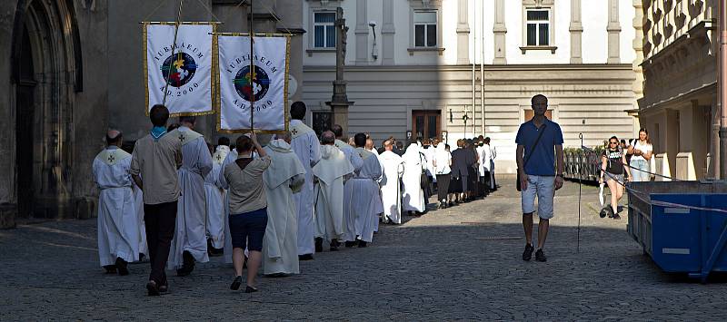 Procesí ke Svátku Božího těla v Olomouci s arcibiskupem Janem Graubnerem