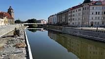 Řeka Morava v Olomouci, budoucí nová pravobřežní náplavka, v pozadí nový most v Komenského ulici, 26. června 2022