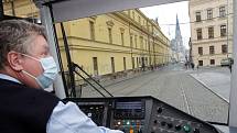 Tramvaj na trati přes náměstí Republiky. 4. prosince 2020