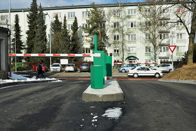 Nový vjezd a výjezd areálu Fakultní nemocnice Olomouc v Hněvotínské ulici, 26. 1. 2020