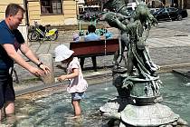 Letní teploty rozpalovaly centrum Olomouce a vybízely k osvěžení, 22. května 2023