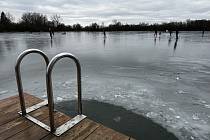 Na Poděbradech se v sobotu 13. ledna bruslilo. Podle výsledků pátečního měření provozovatelů místní restaurace není tloušťka ledu dostatečná - dosahovala přibližně 7 centimetrů.