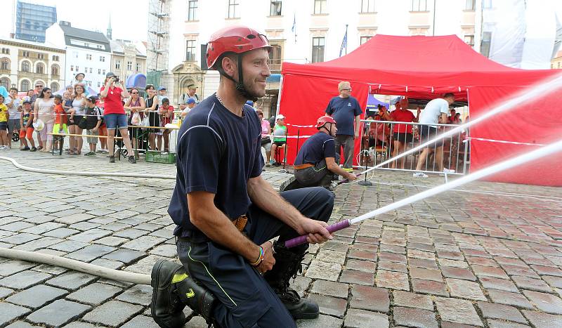 Tradiční loučení s prázdninami na Horním náměstí v Olomouci za asistence dobrovolných hasičů.