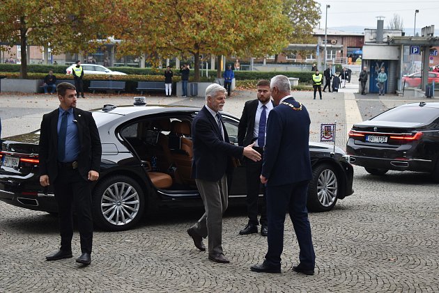 Příjezd prezidenta Petra Pavla ke krajskému úřadu v Olomouci v rámci jeho první oficiální návštěvy Olomouckého kraje. 30. října 2023