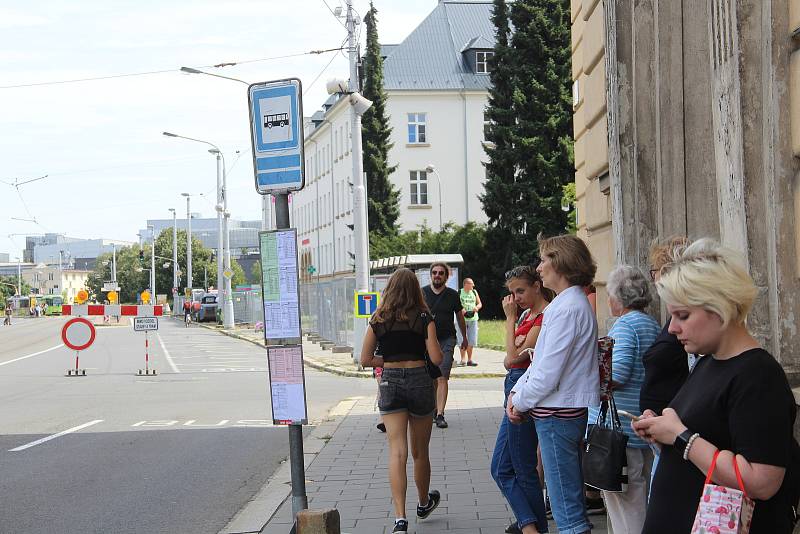 Uzavírka křižovatky tř. Svobody a Aksamitovy ulice u polikliniky v centru Olomouce, 8. srpna 2022