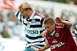 Sigma - Sparta 1:0, květen 1998. Marek Heinz (vlevo) v souboji s Petrem Papouškem ze Sparty