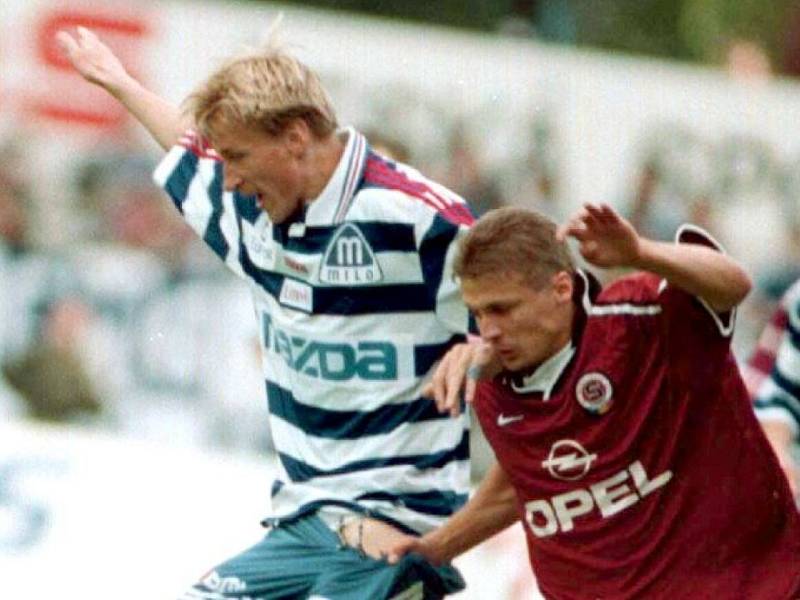 Sigma - Sparta 1:0, květen 1998. Marek Heinz (vlevo) v souboji s Petrem Papouškem ze Sparty