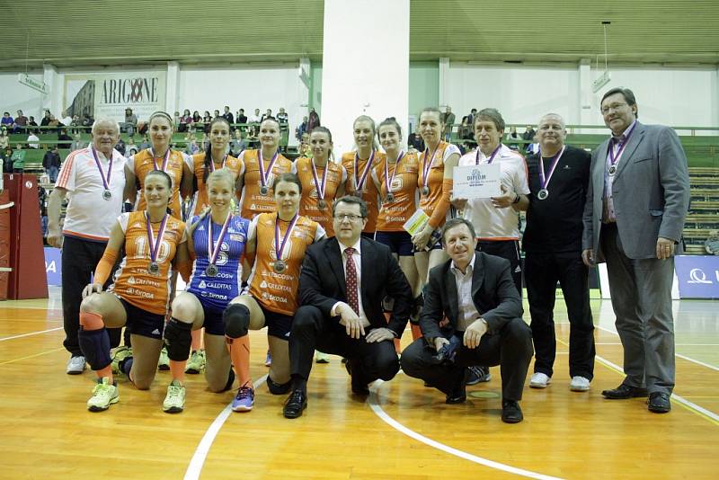 Prostějovské volejbalistky (v bílém) zvítězili ve finále proti Olomouci a slaví extraligový titul