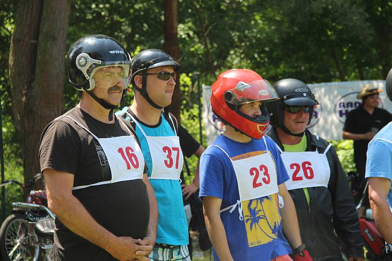 Historické motocykly Jawa Pionýr, Babeta a moped Stadion se v sobotu proháněly ulicemi Horky nad Moravou na Olomoucku.