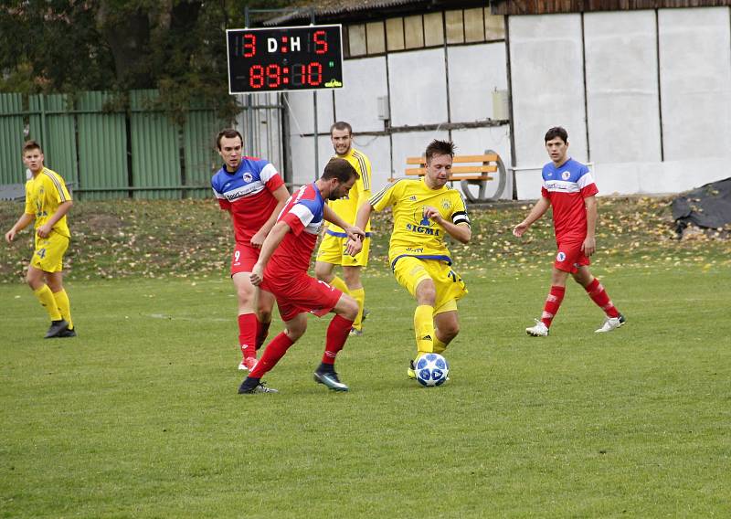 Fotbalisté Sigmy Lutín (ve žlutém) vyhráli v Černovíře 5:3.