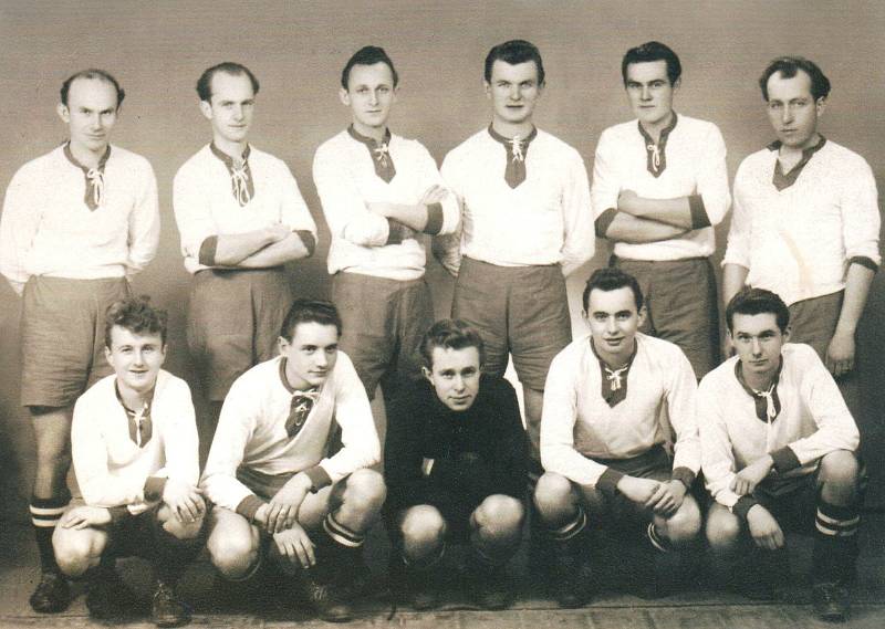 Litovelský tým, který v roce 1951 postoupil do krajského přeboru, tehdy druhé nejvyšší soutěže v republice.