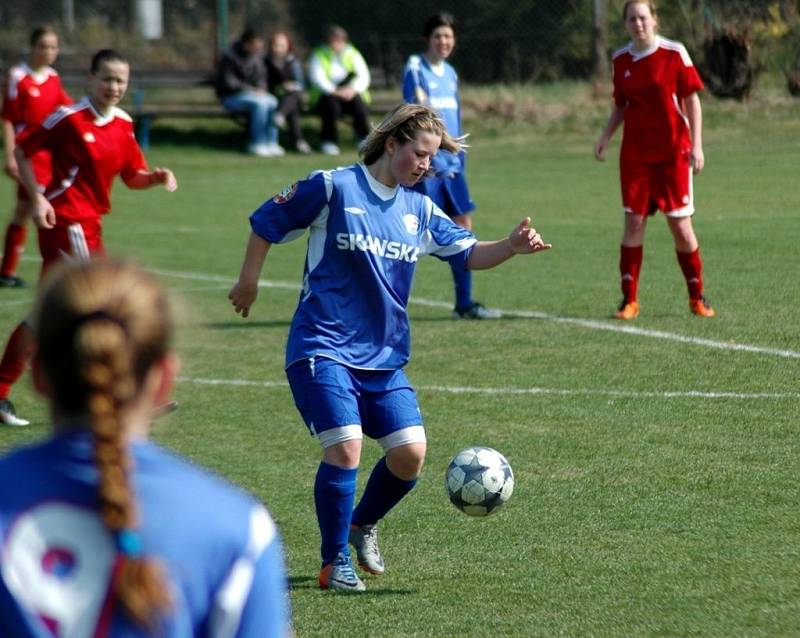 Olomoucké fotbalistky (v červeném) porazily v zápase 10. kola MSLŽ tým FC Brno 3:0.