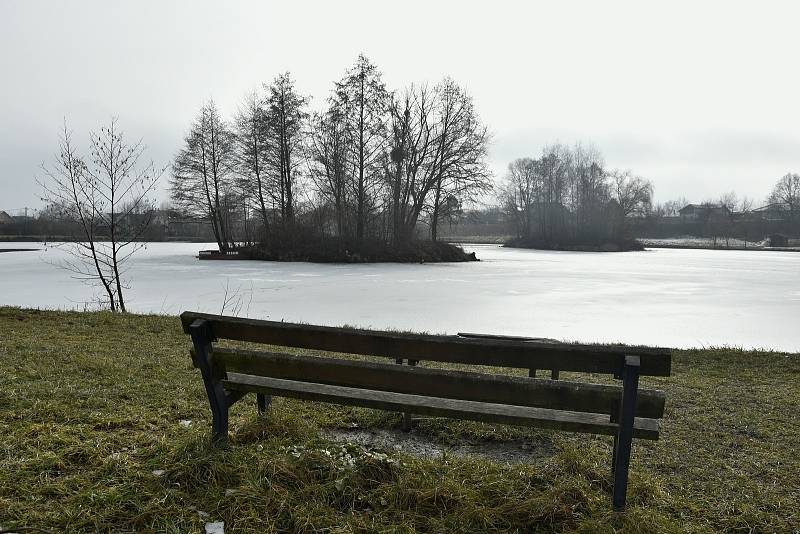 Rekreační areál v Sobáčově. Lavička u místního rybníka