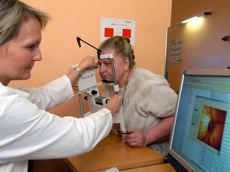 Vyšetření očí na heidelbergském retinálním tomografu dokáže včas odhalit zelený zákal.