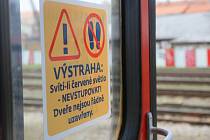 Cestující na to signalizaci upozorňuje i plakátek nalepený na skle dveří některých starších vlakových souprav.