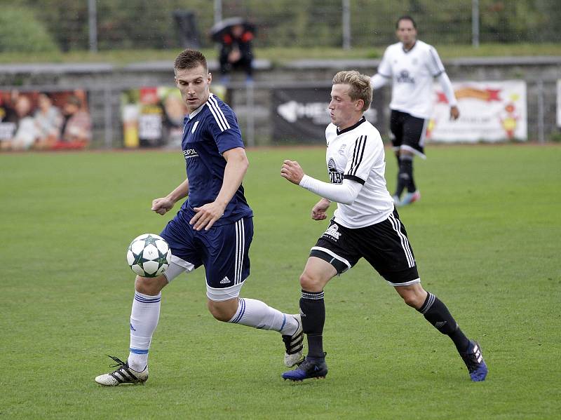 Fotbalisté Uničova remizovali s Rýmařovem (v bílém) 1:1. Petr Rajnoha, vlevo