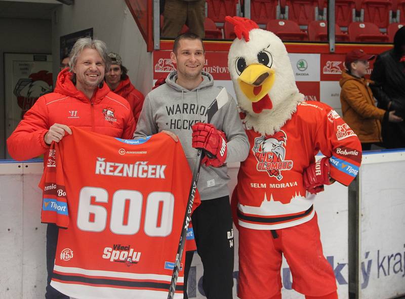 Hokejisté HC Olomouc se v plecharéně společně s fanoušky loučili se sezonou 2021/2022. Dalibor Řezníček