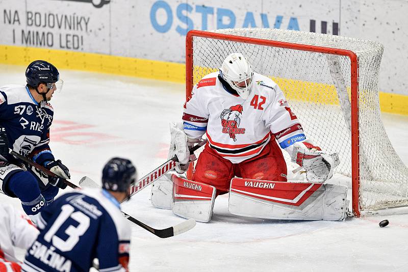 Utkání 38. kola hokejové extraligy: HC Vítkovice Ridera - HC Olomouc, 22. Ledna 2021 v Ostravě. (zleva) Jan Hruška z Vítkovic a brankář Olomouce Branislav Konrád.