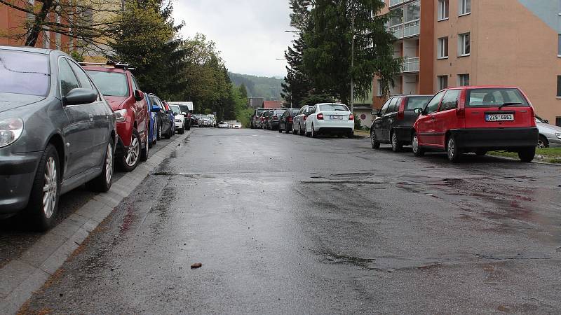 Parkování na sídlišti Sychrov je problematické. Řidiči mohou špatným stáním komplikovat průjezd autobusů.