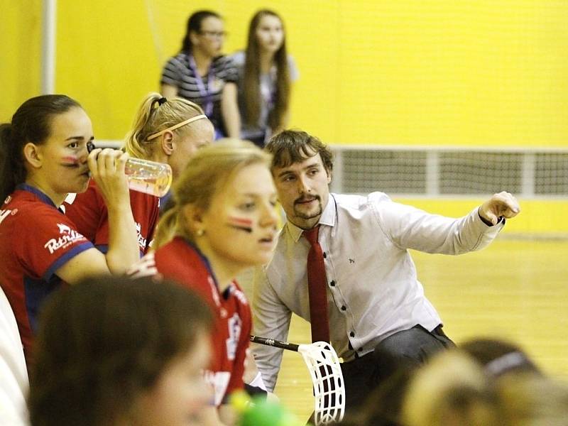 Trenér FBS Olomouc Petr Dadej udílí svým svěřenkyním pokyny.