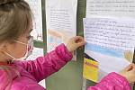 Děti v Blatci píší vzkazy své škole.  Anička, žákyně třetí třídy, 29. března 2021