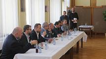 Debata volebních lídrů v Olomouckém kraji v salonku Městského domu v Přerově