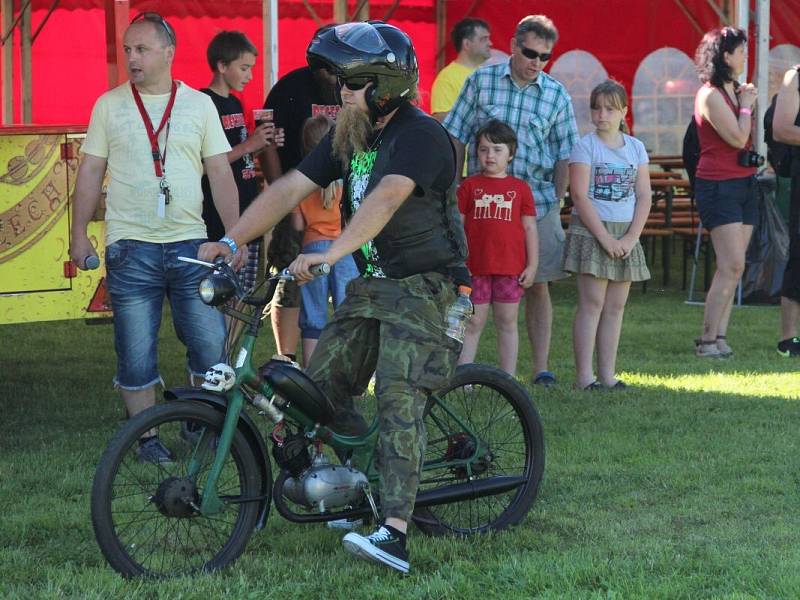 Závod fichtlů a kozích dechů na Recesfestu v Mezicích