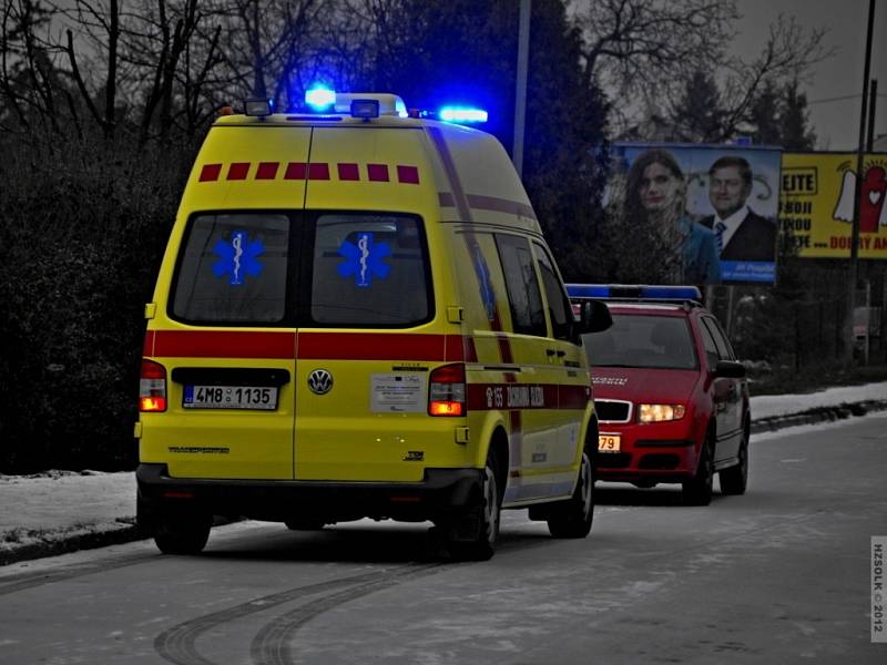 Srážka dvou aut v Jablonského ulici v Olomouci