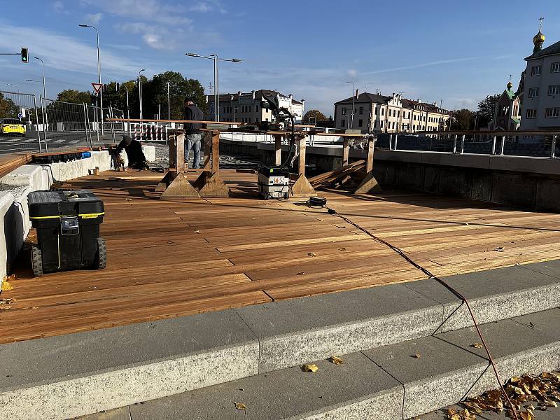 Horní pravobřežní patro u Bristolu, kde už je dokončeno schodiště na náplavku u řeky Moravy, bude částečně pokrývat exotické dřevo. Lákavá vyhlídka na vodní tok, 11. října 2022