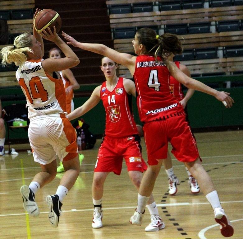 Olomoucké basketbalistky (v bílém) v poháru proti Hradci Králové