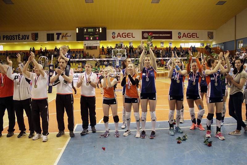 Olomoucké volejbalistky se po prohraném finále v Prostějově zdraví se svými fanoušky