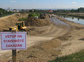 Mezi mostem přes Velkomoravskou a železničním mostem trati na Nezamyslice začala další etapa protipovodňové ochrany města