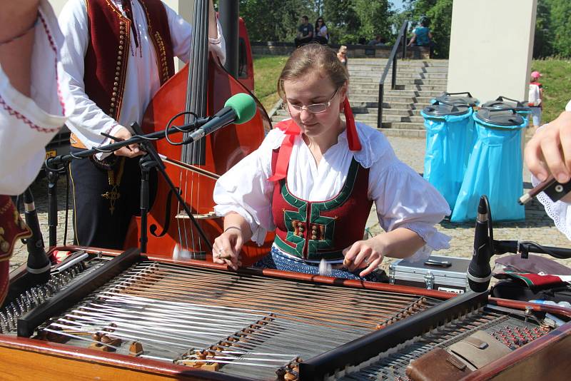 Desáté výročí letos oslavily Slavnosti kroje ve Velké Bystřici na Olomoucku