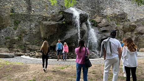 Vodopád v Bezručových sadech po opravě opět dělá radost kolemjdoucím, 22. května 2022