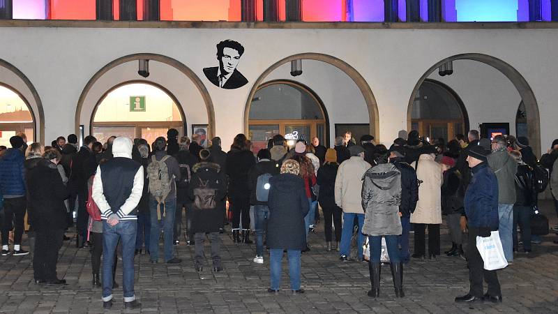 Nasvícená radnice, proslovy politiků, kovový pomník a pietní kniha připomněly Jana Palacha na olomouckém Horním náměstíFoto: