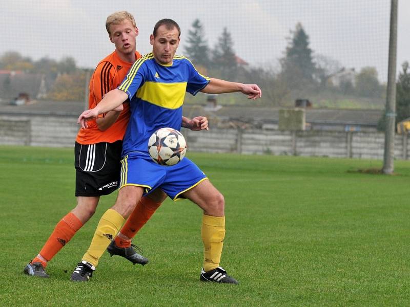 Fotbalisté FC Želatovice (v modrém) proti Medlovu