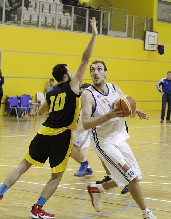 Olomoučtí basketbalisté (v bílém) proti Jihlavě