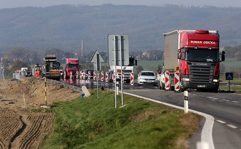 Bělkovice - Lašťany - Dlouhé kolony v místě práce na silnici