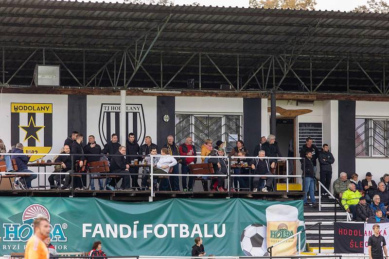 Fotbalisté Hodolan (v pruhovaném) porazili Novou Hradečnou 8:0.