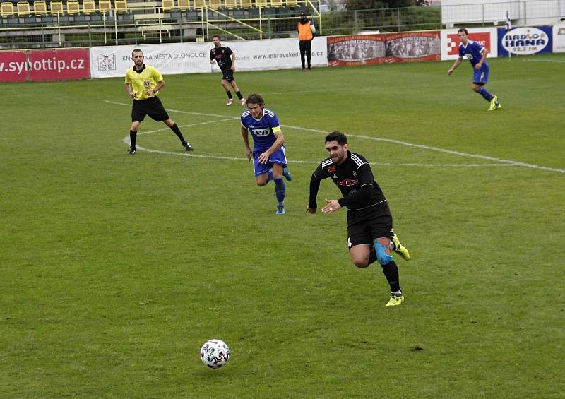 Fotbalisté Holice (v černém) prohráli se Slavičínem 0:1.