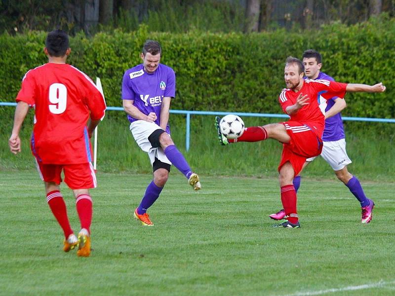 Fotbalisté Šternberka (v červeném) proti Velkým Losinám