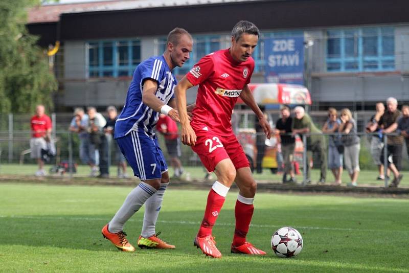 Uničov (v modrém) v pohárovém zápase se Zbrojovkou