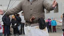Rej masek, šermířská vystoupení i zabijačkové speciality si dnes (9.2.) užili návštěvníci Zámeckého náměstí ve Velké Bystřici. 